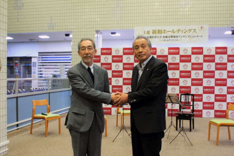 左：塚本 泰司学長　右：新井 修代表取締役社長