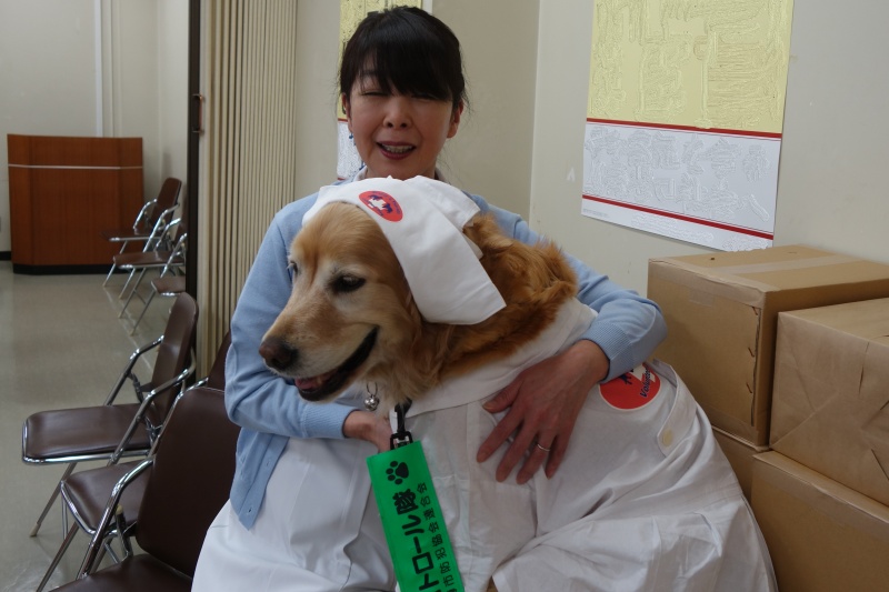 看護師犬とふれあう萩原看護部長