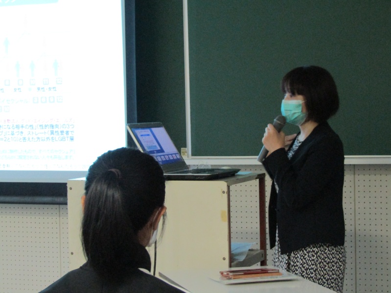 前田講師の講演の様子と、受講する札幌西高校の皆さん