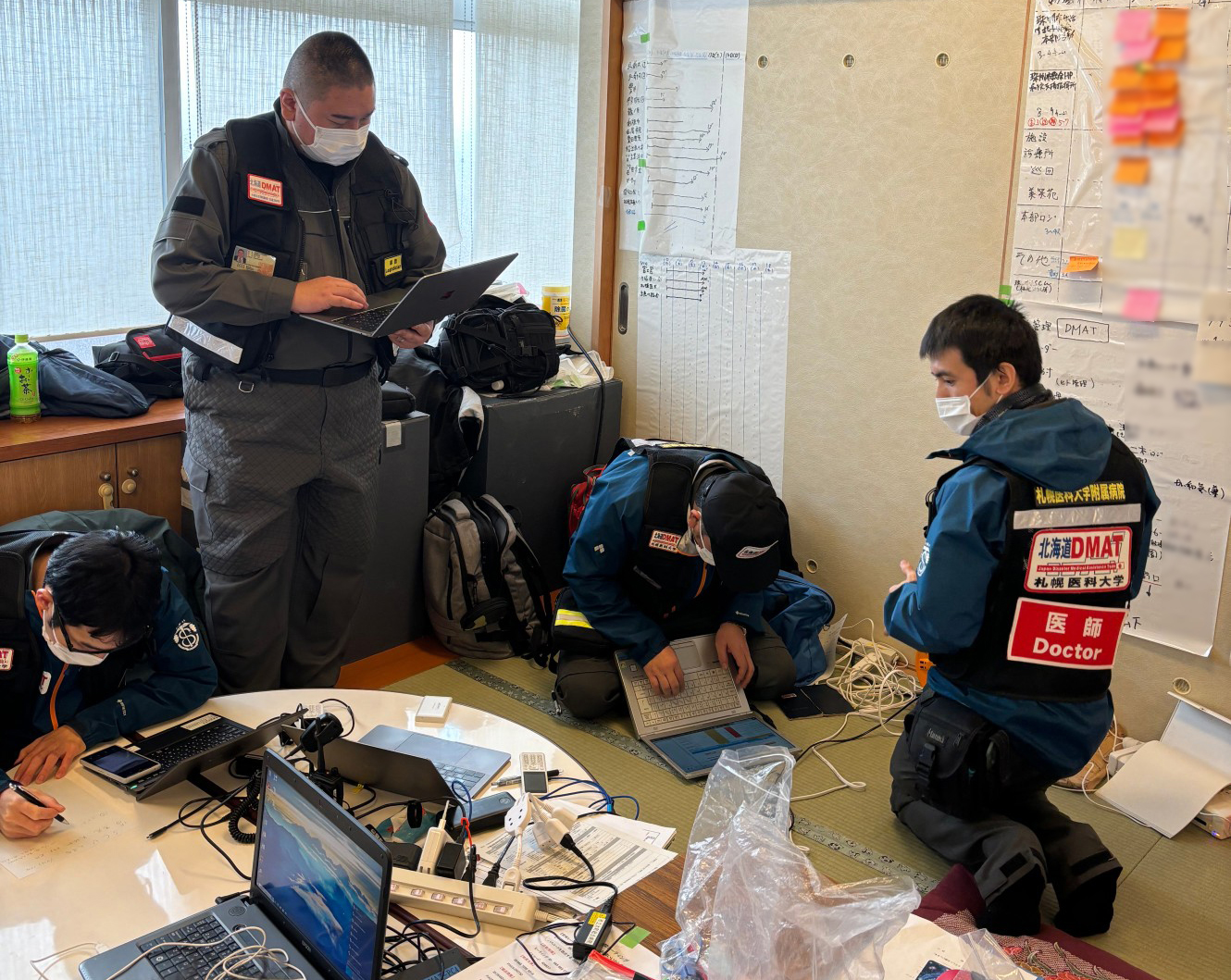 珠洲市DMAT活動拠点本部にて、全国からのDMATチームの統括調整、患者搬送ルート確保などの業務に当たる札幌医科大学DMATチーム