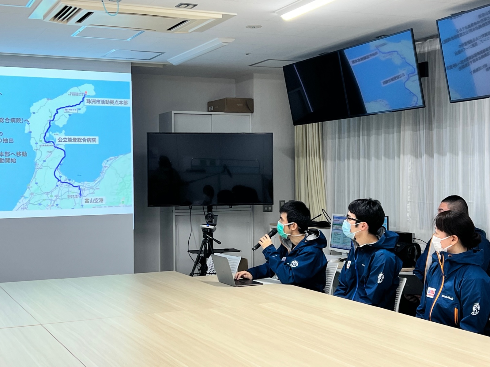 札幌医科大学災害派遣医療チームDMATによる派遣報告会の様子