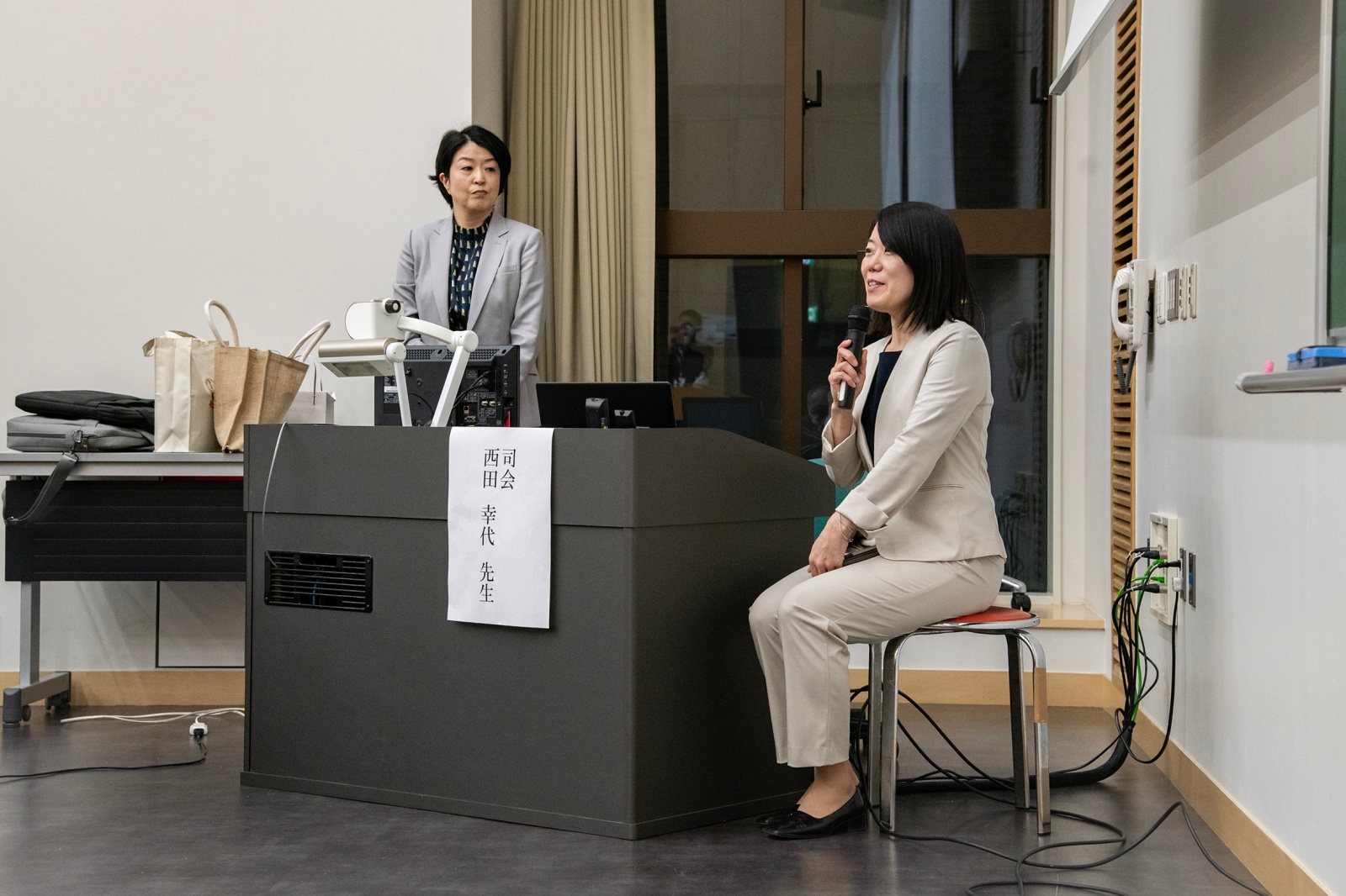 右：講演を行った国境なき医師団日本　会長　中嶋優子先生、左：司会を担当した本学医学部泌尿器科学講座　西田幸代助教