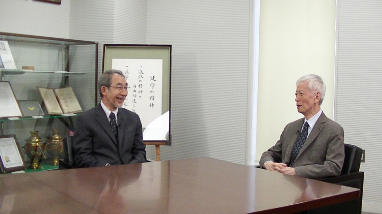 左：塚本泰司　理事長・学長、右：中村美彦さん