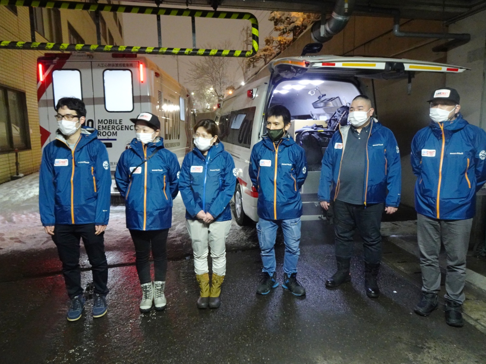 札幌医科大学附属病院災害医療派遣DMATチーム（医師2名、看護師2名、業務調整員2名）