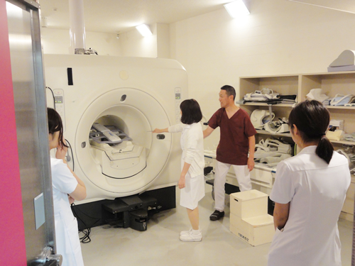 放射線部：MRIの磁石の強さを体験しました