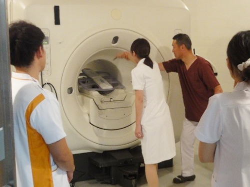 放射線科：MRIの磁力を体験！