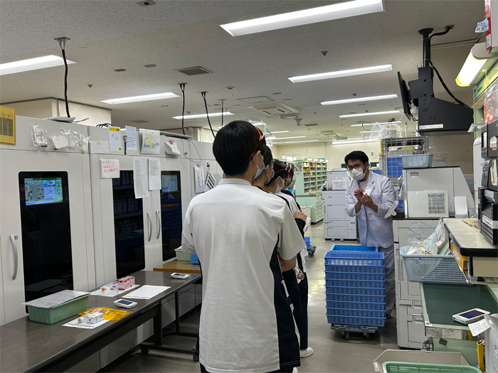 薬剤部:調剤、製剤、無菌調整などを行なわれている様子を見学しました。 他部門研修