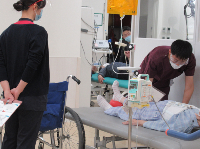 リハビリテーション部:作業療法、理学療法、言語療法などのリハビリの様子を見学しました。 他部門研修