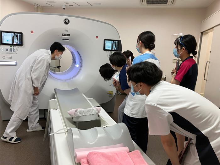 放射線部:レントゲン室、CT室、MRI室などを見学しました。 他部門研修