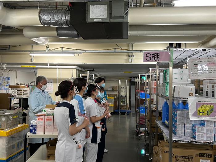 院内SPDセンター:医療材料の流通を管理している倉庫や、各部署へ材料を補充する場面を見学しました。 他部門研修