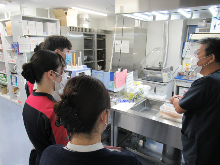 検査部:検体部門の血液・尿検査室、輸血検査室、病理部などを見学しました。 他部門研修
