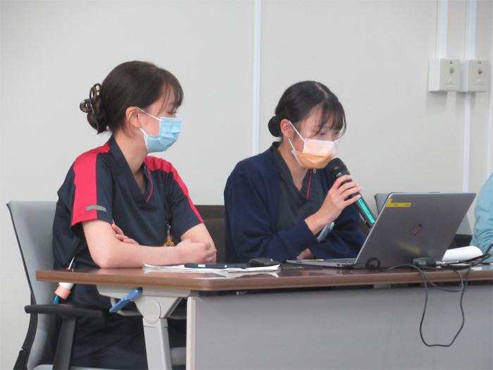 見学終了後の全体会で、各部門の役割や協働についてグループでまとめたスライドを発表し、受講者全員で共有しました。 他部門研修