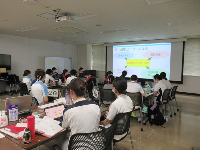 見学終了後の全体会で、各部門の役割や協働についてグループでまとめたスライドを発表し、受講者全員で共有しました。 他部門研修
