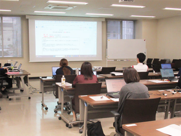 記述演習終了後は、講師が添削した受講者の文章をみんなで確認。論理的な文章表現・構成について理解を深めました フォローアップ研修