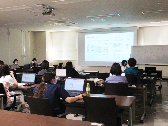 事前課題として提出された受講者の文章がどの論法を用いて構成されているか、みんなで確認しました フォローアップ研修