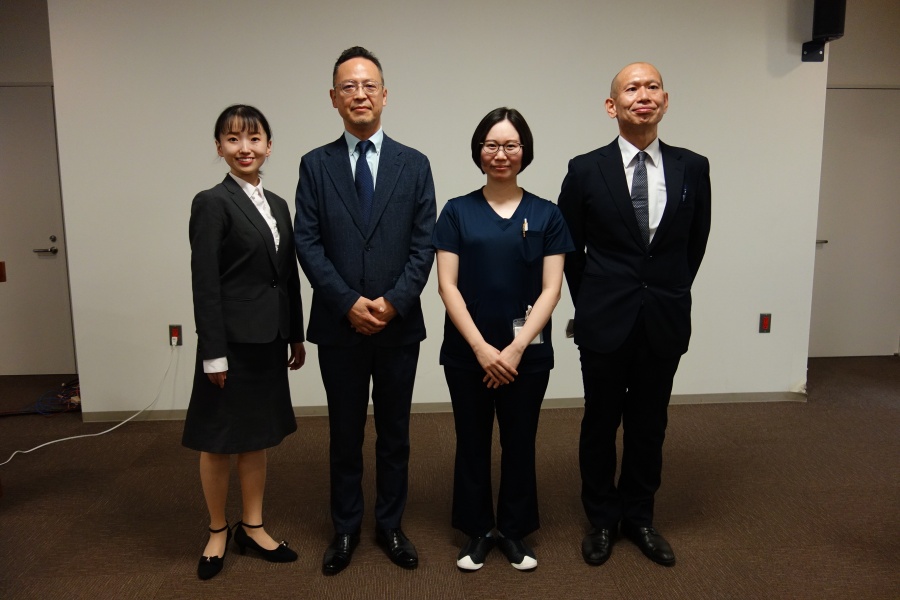 集合写真（左から、札幌医科大学 がんゲノム医療コーディネーター鈴木さん、医学部内科学講座腫瘍内科学分野 髙田教授、市立釧路総合病院 瀬川診療部長、鈴木副院長）