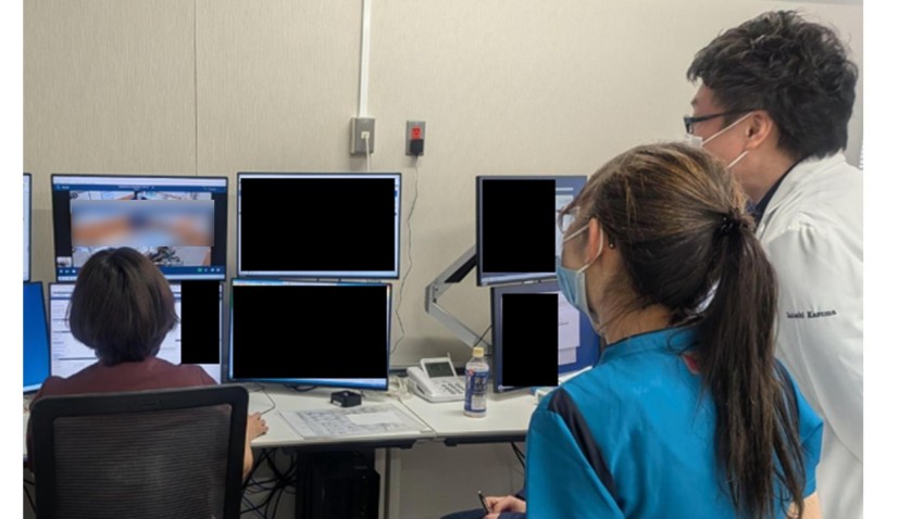 支援の様子、患者さんと音声を通じ会話