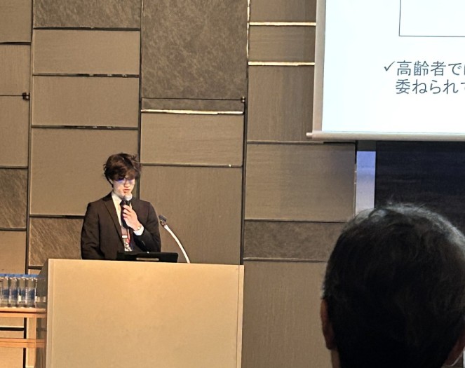 シンポジウムで発表する鈴木先生