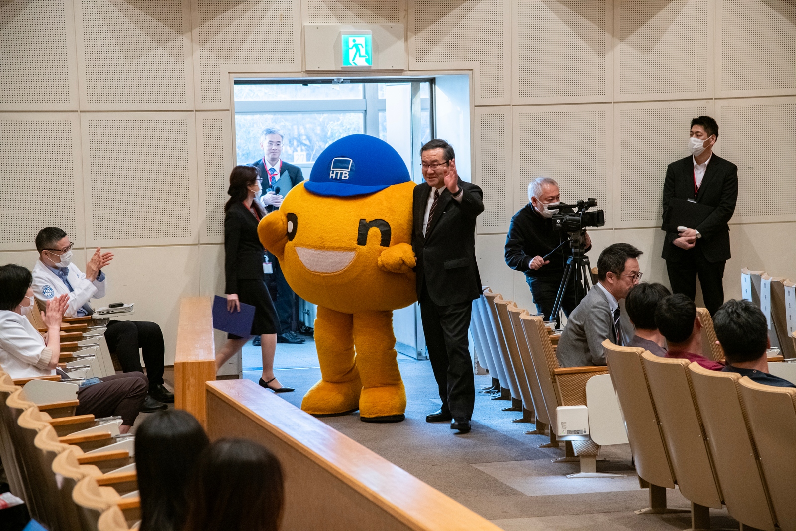 サプライズでHTBマスコットキャラクターとonちゃんと山下理事長・学長の登場