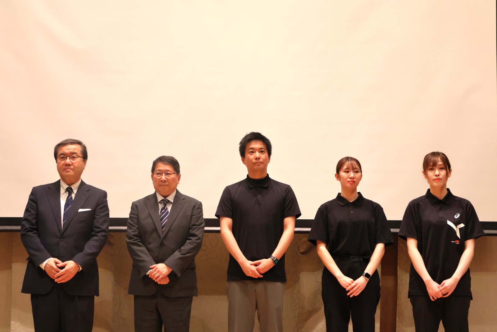 出演者の皆さま（左から、山下学長、片寄保健医療学部長、戸田講師、佐々木PT、佐藤PT）