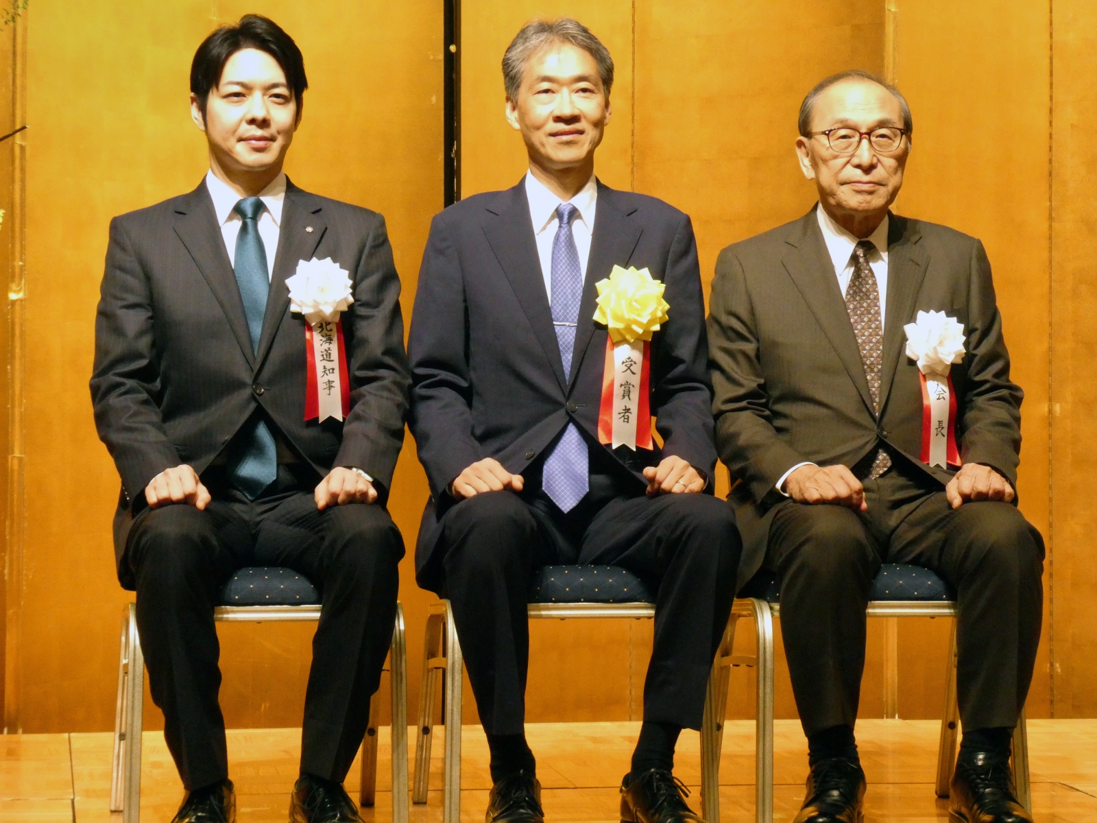 左から：鈴木直道 北海道知事、津川毅 教授、松家治道 北海道医師会長 