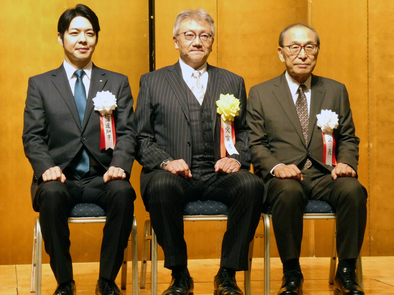 左から：鈴木直道 北海道知事、仲瀬裕志 教授、松家治道 北海道医師会長 