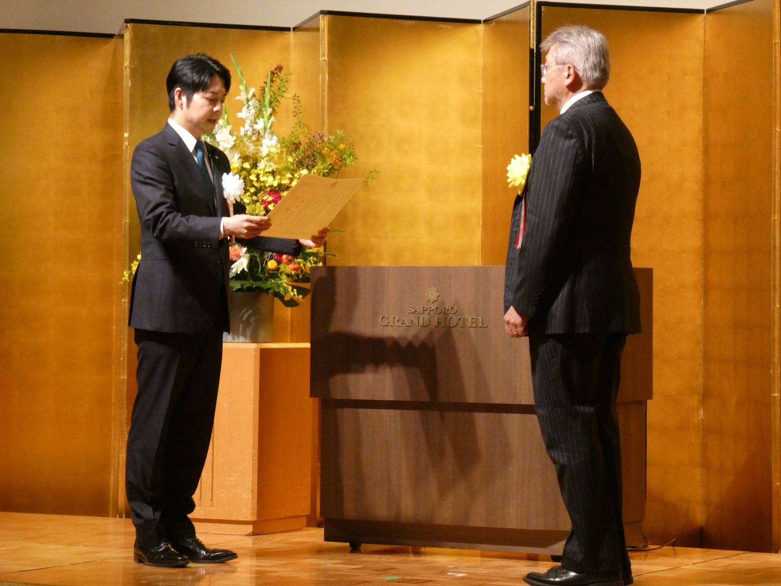 授賞式の様子：仲瀬 裕志教授