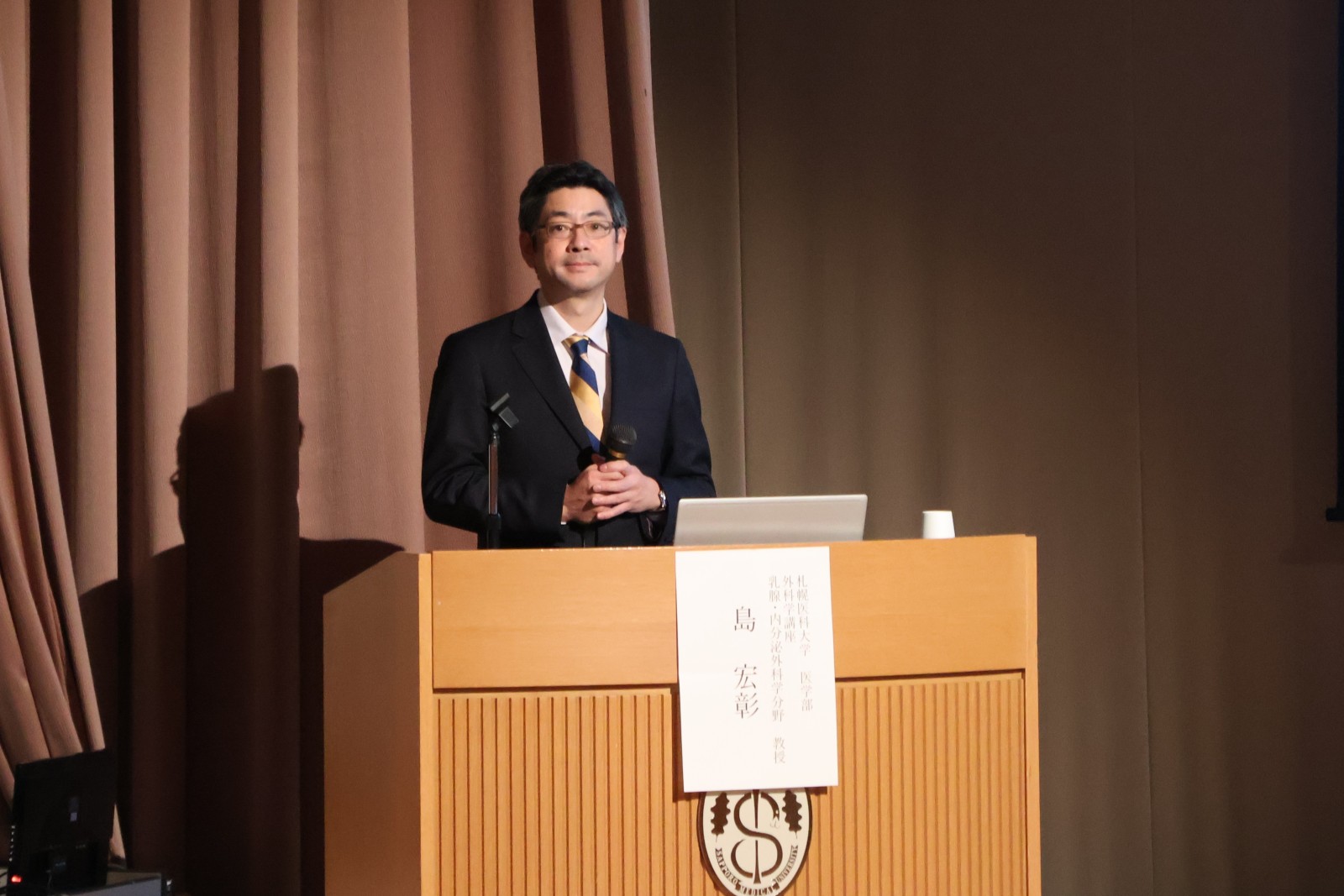 第一部シンポジウム　医学部外科学講座乳腺・内分泌外科学分野　島教授 　発表の様子