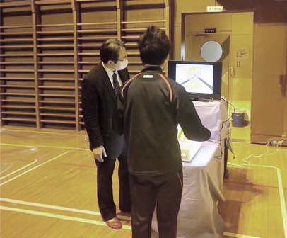 医療体験の様子（腹腔鏡操作）　別海町立別海中央中学校にて