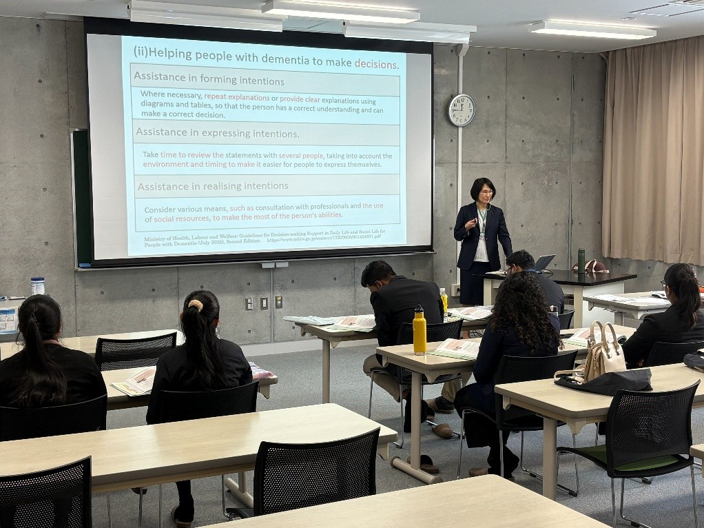 講義の様子②　（認知症ケアについて　看護学科：木島准教授）