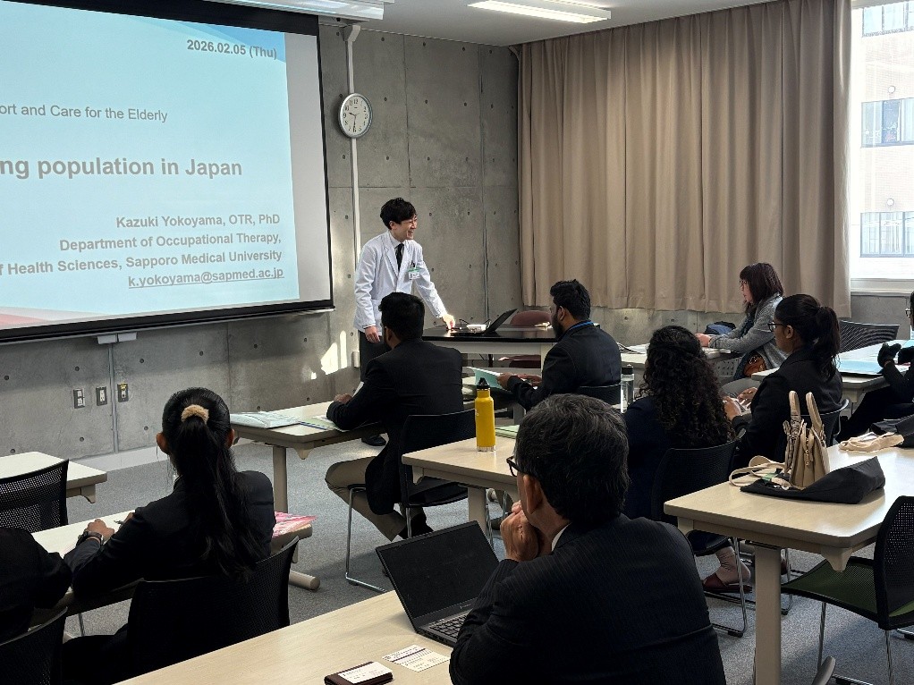 講義の様子①　（日本の高齢化について　作業療法学科：横山講師）