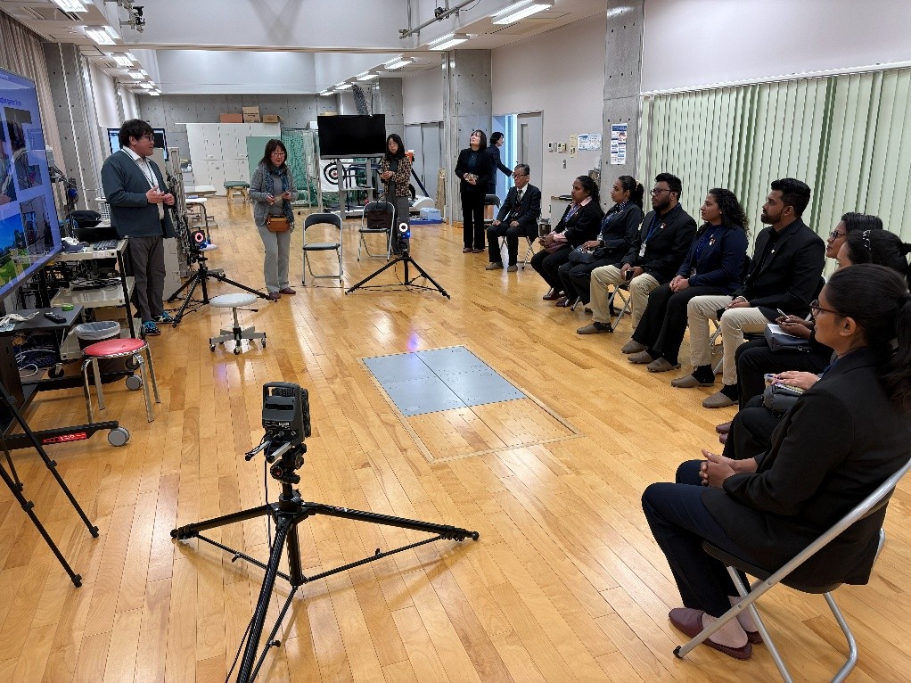 演習の様子　（三次元動作解析装置の説明　理学療法学科：青木助教）