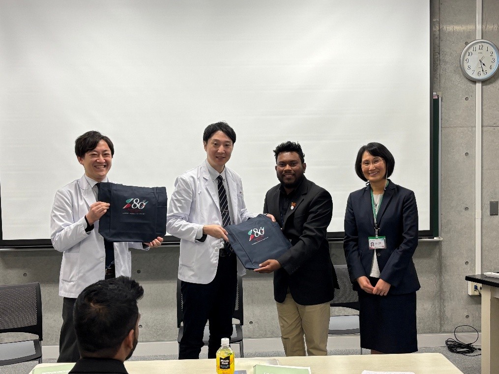 参加者への記念品贈呈