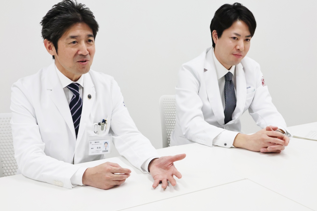 十勝毎日新聞社の脊髄損傷再生医療のインタビュー取材に答える整形外科学講座　寺本篤教授（左）神経再生を専門とする福士龍之介診療医（右）