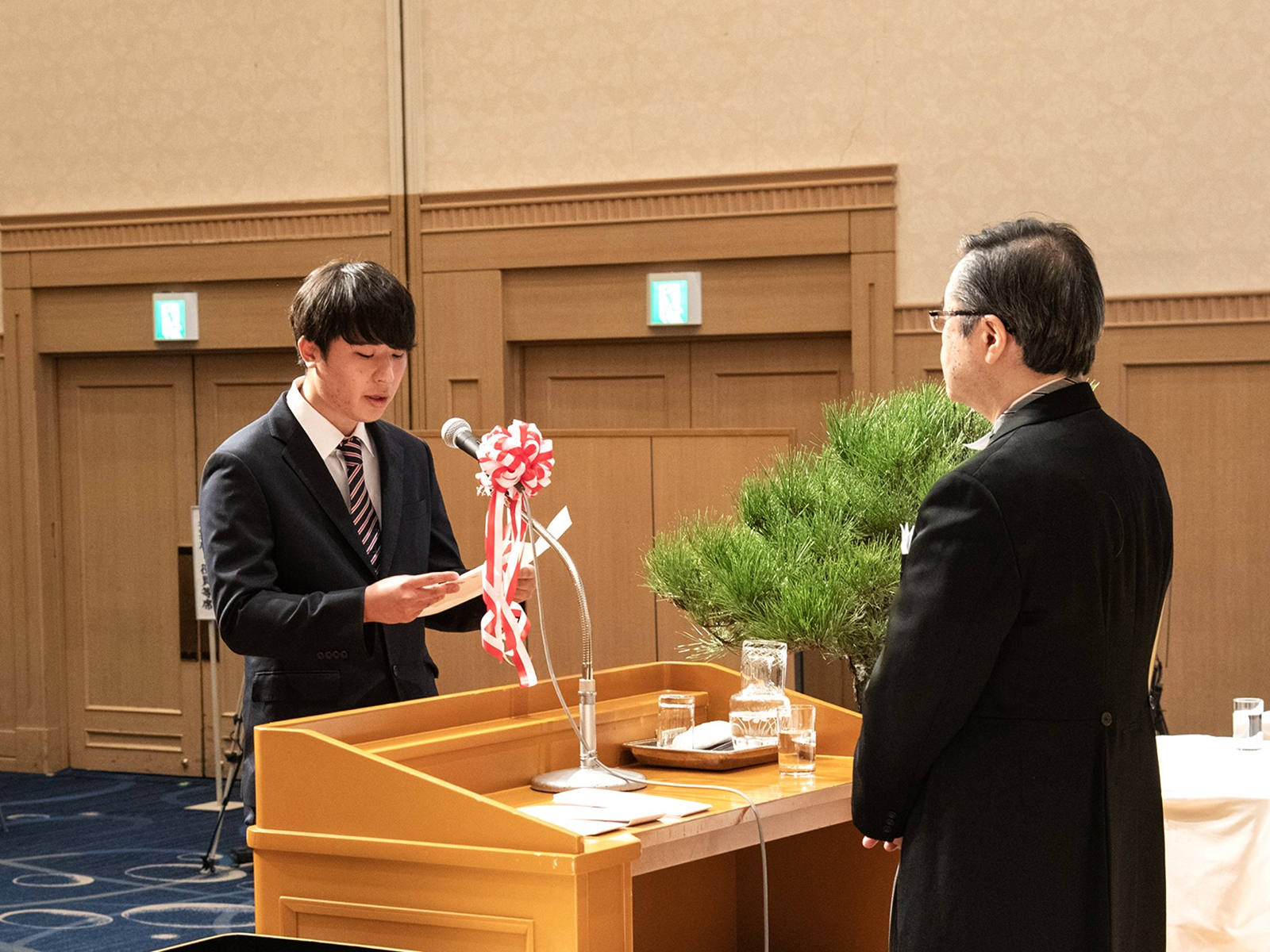 医学部 卒業生からの記念品贈呈