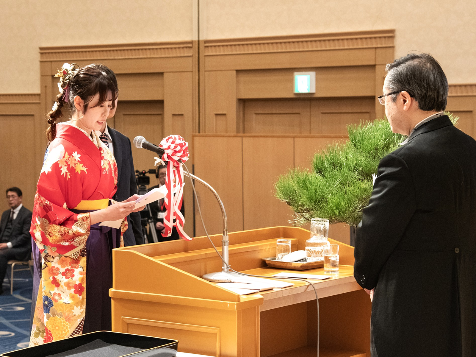 保健医療学部 卒業生からの記念品贈呈