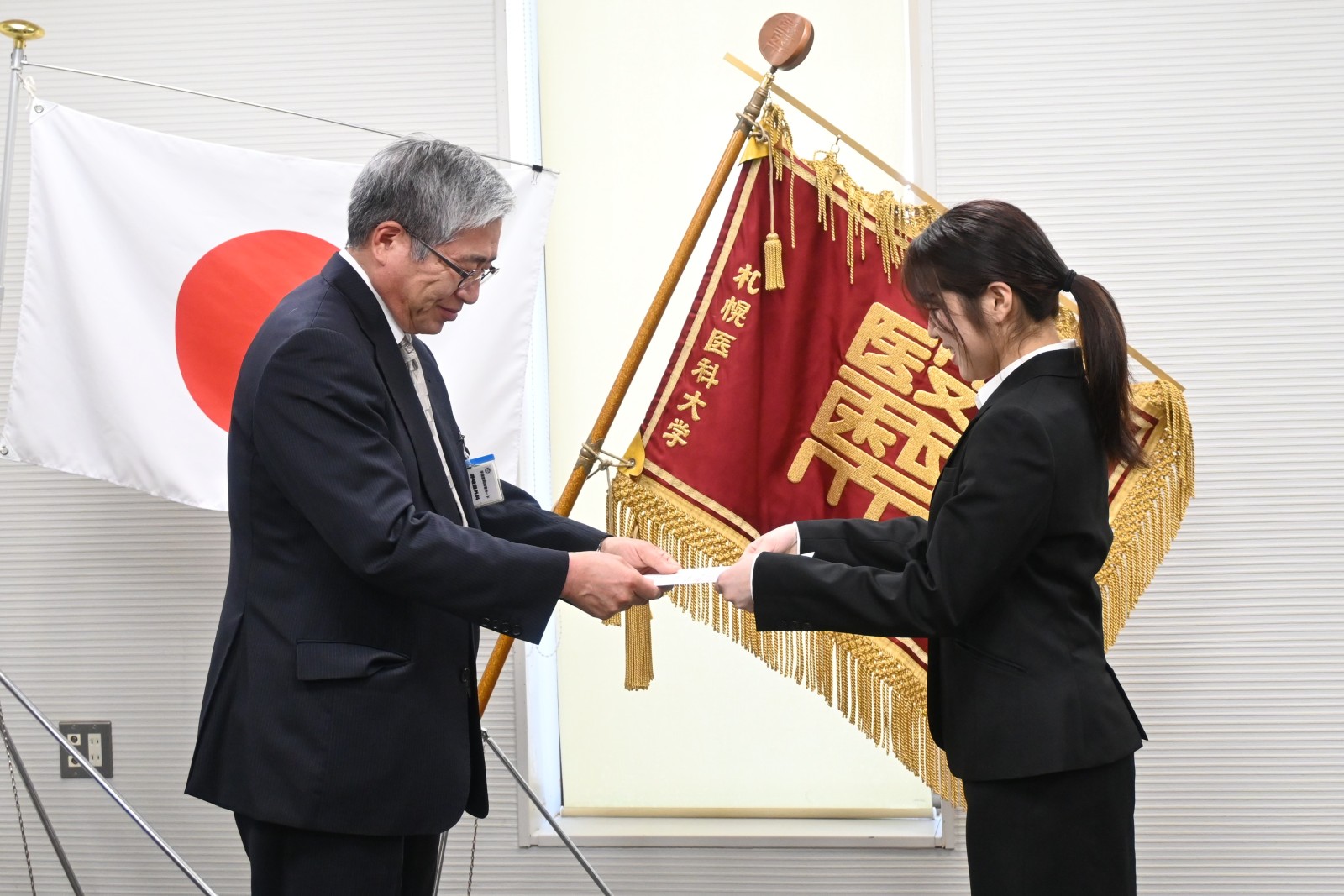 修了証授与の様子