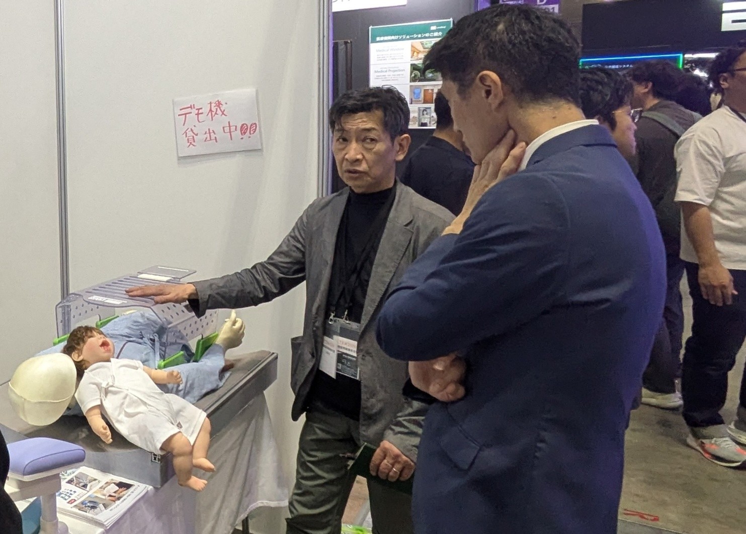 （有）北海化成工業所　代表取締役　伊吹敦氏による「高さ調節できるMRIコイルサポート台」の製品説明