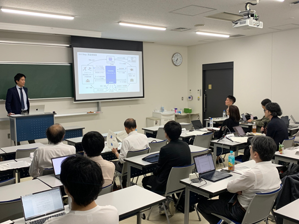 戸田講師と小樽商科大学 藤原准教授による意見交換