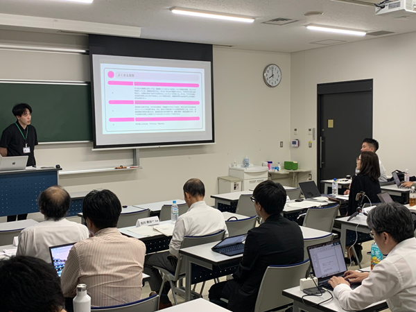 阿部助教と藤見特任准教授による意見交換