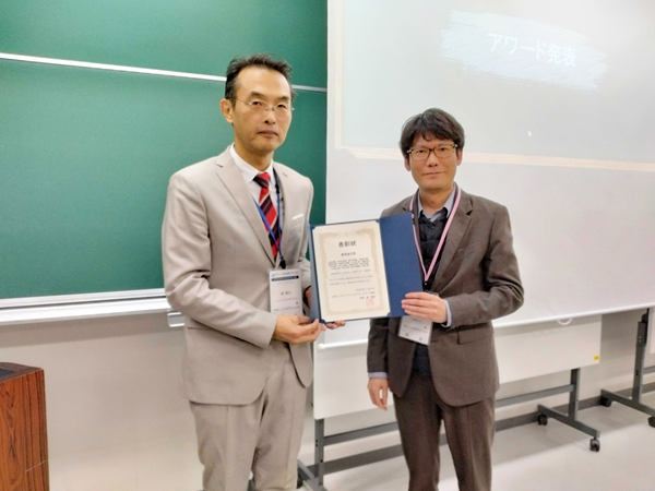 授与式（左：一般社団法人日本インスティテューショナル・リサーチ協会　会長　森 雅生 先生、右：医学部生理学講座神経科学分野　篠崎淳　助教）