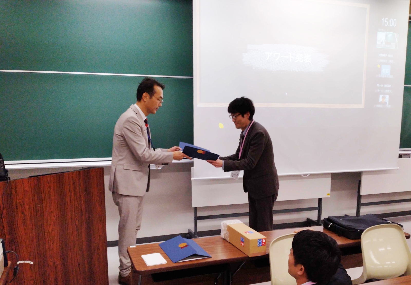 授与式（左：一般社団法人日本インスティテューショナル・リサーチ協会　会長　森 雅生 先生、右：医学部生理学講座神経科学分野　篠崎淳　助教）