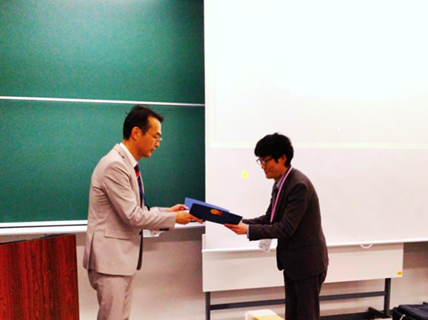 授与式（左：一般社団法人日本インスティテューショナル・リサーチ協会　会長　森 雅生 先生、右：医学部生理学講座神経科学分野　篠崎淳　助教）