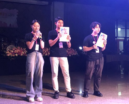 IMSPQ 2025（タイ・バンコク）にてPQJ online 2025の宣伝を行う駒林、井上、小島の3名