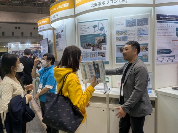 北海道ポラコン（株）代表取締役社長・中島康成氏による「CT検査用腕置台RestAm（レスタム）」の製品説明