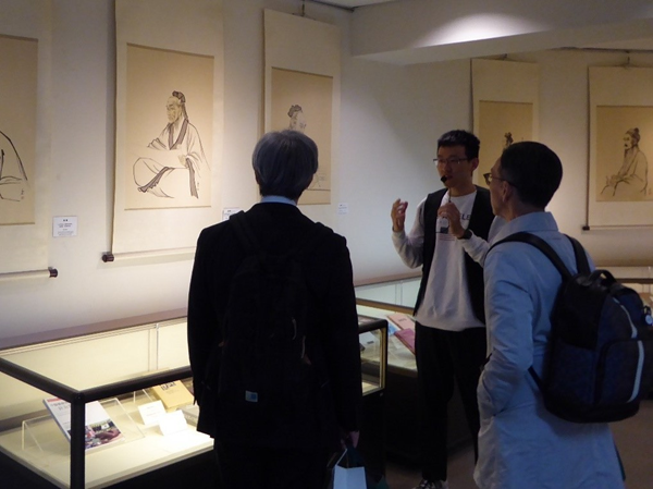 施設見学の様子