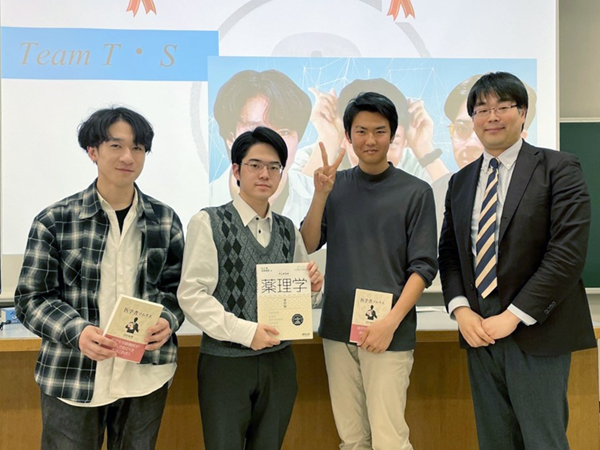 本学医学部2年生のグループ