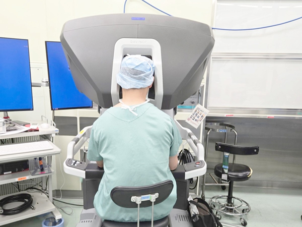 執刀する耳鼻咽喉科・頭頸部外科学講座　黒瀬 誠　准教授