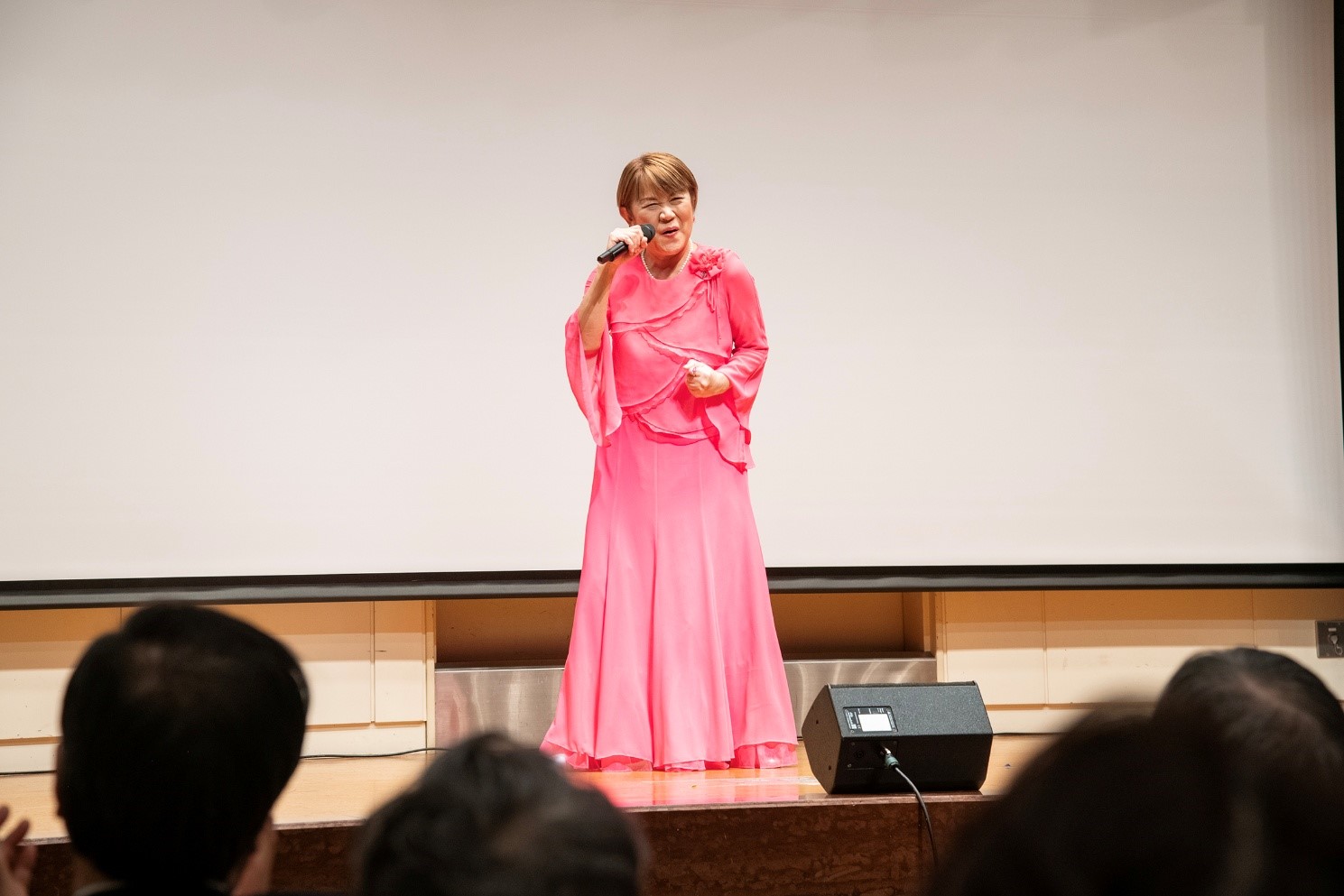 「歌を歌う山田邦子さん」