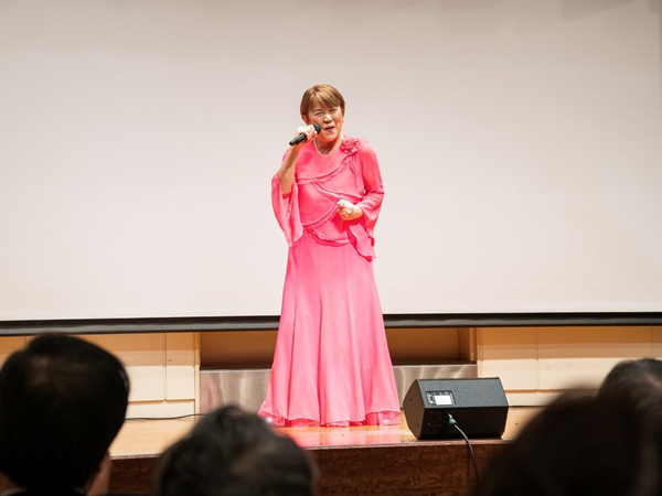 「歌を歌う山田邦子さん」
